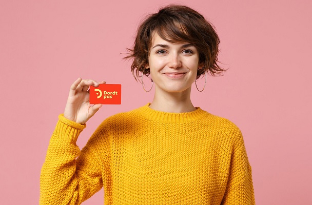 Vrouw met een Dordtpas in haar hand